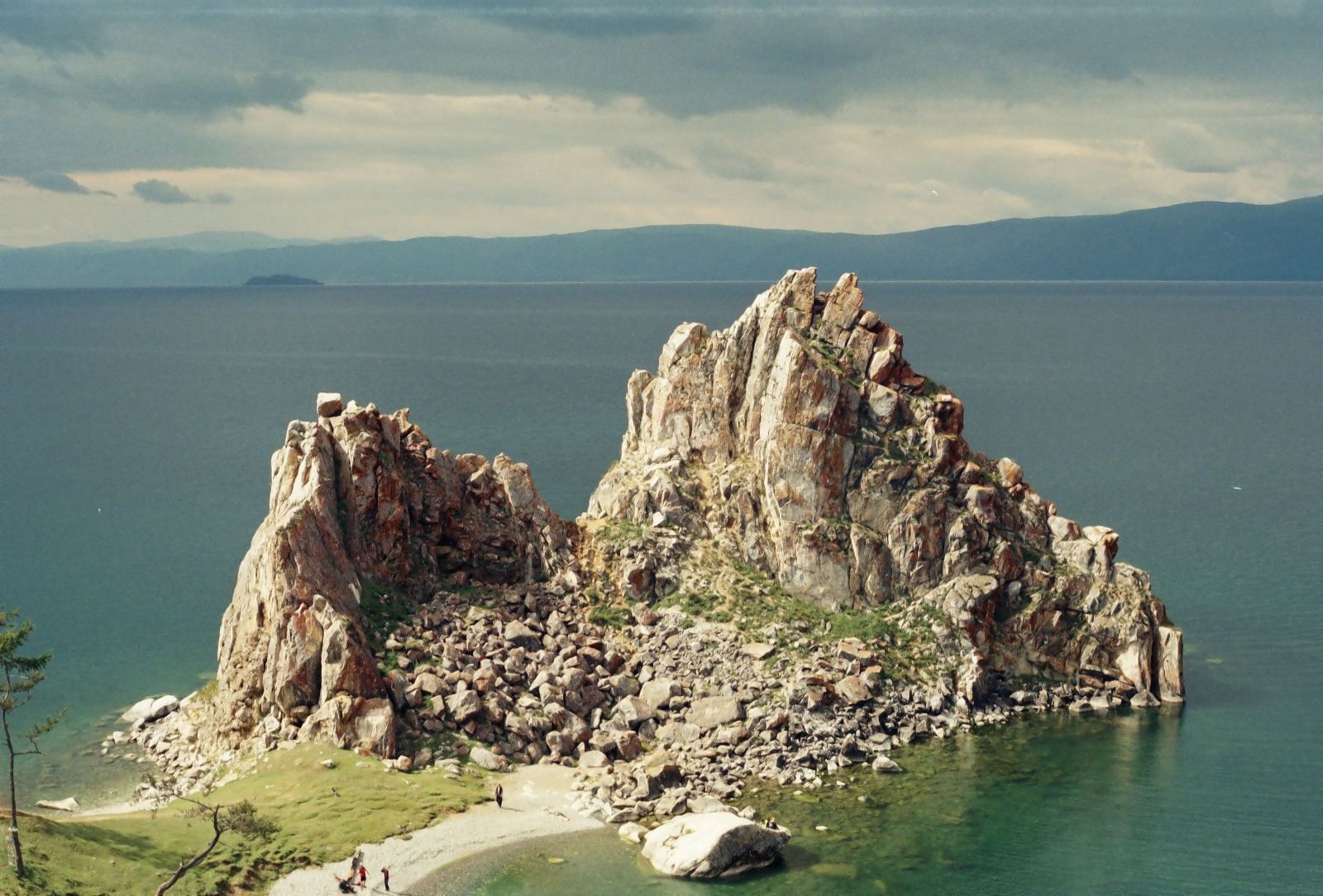 Šamanská skála na ostrově Olchon je významným energetickým místem Bajkalu