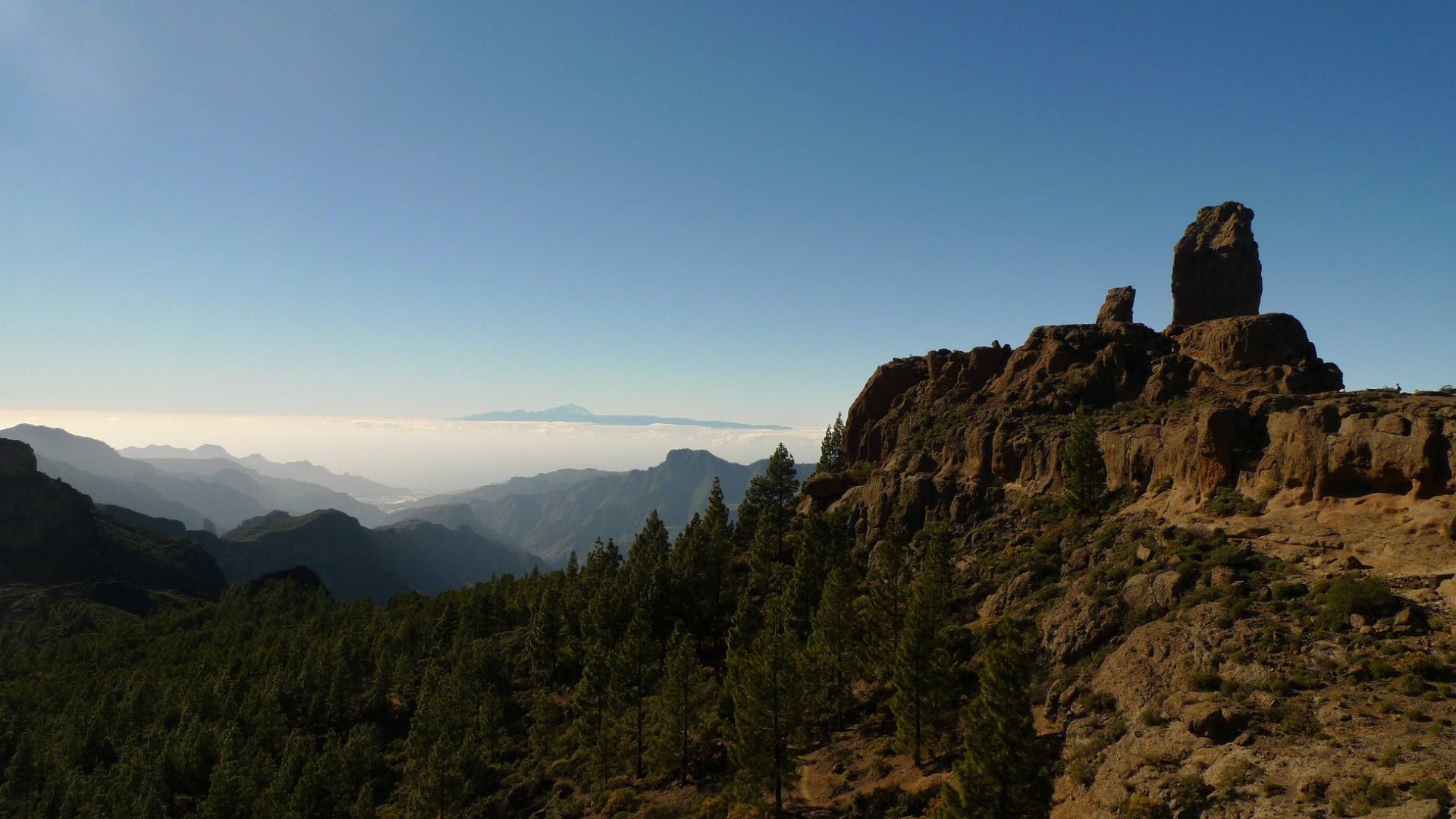 Kanárské ostrovy se skálou Roque Nublo