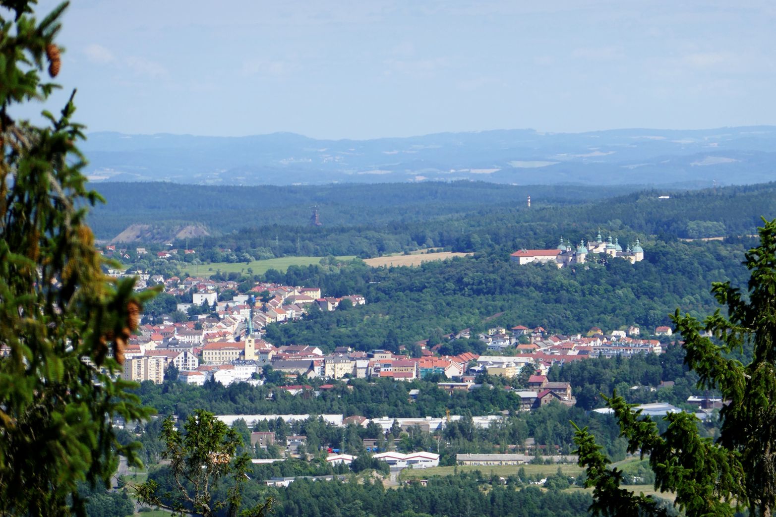 Příbram se Svatou Horou z vyhlídky Kazatelna na Třemošné