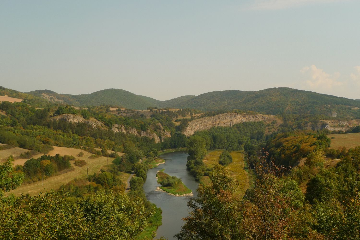 Berounka v Českém krasu mezi Tetínem a Srbskem